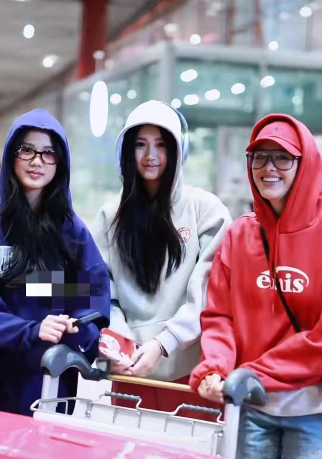 钟丽缇一家回北京，三个女儿颜值高，穿运动装青春靓丽活力满满！ 