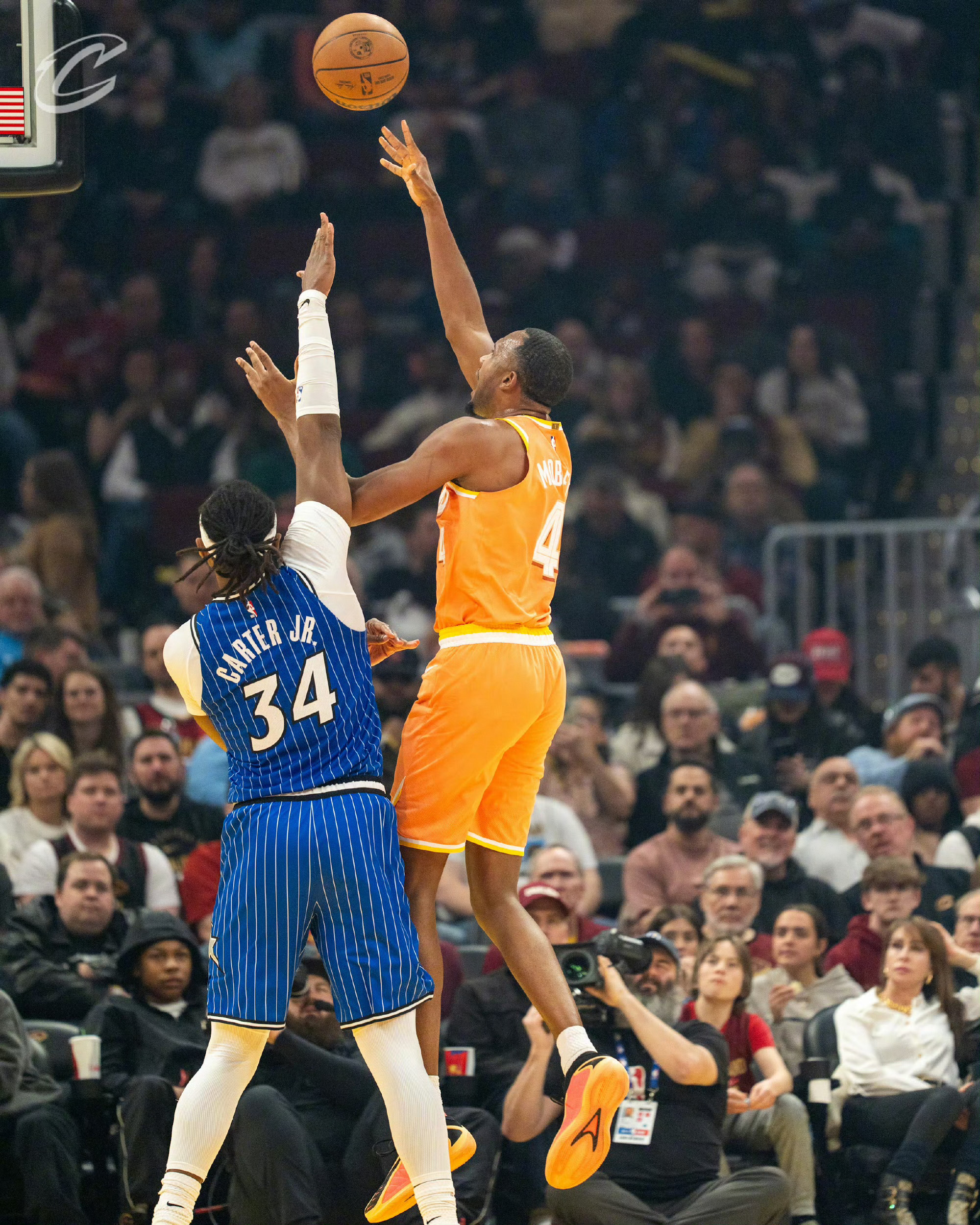 哈登离开火箭后终于找到了个好归宿！骑士内有莫布利和阿伦，外有米切尔，现在斯特鲁斯