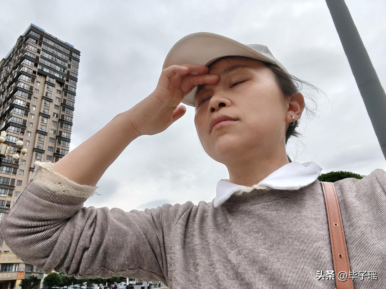 38岁得了宫颈癌，做完子宫和卵巢双切除两年了：现在一个人在外地独居抗癌。

  
