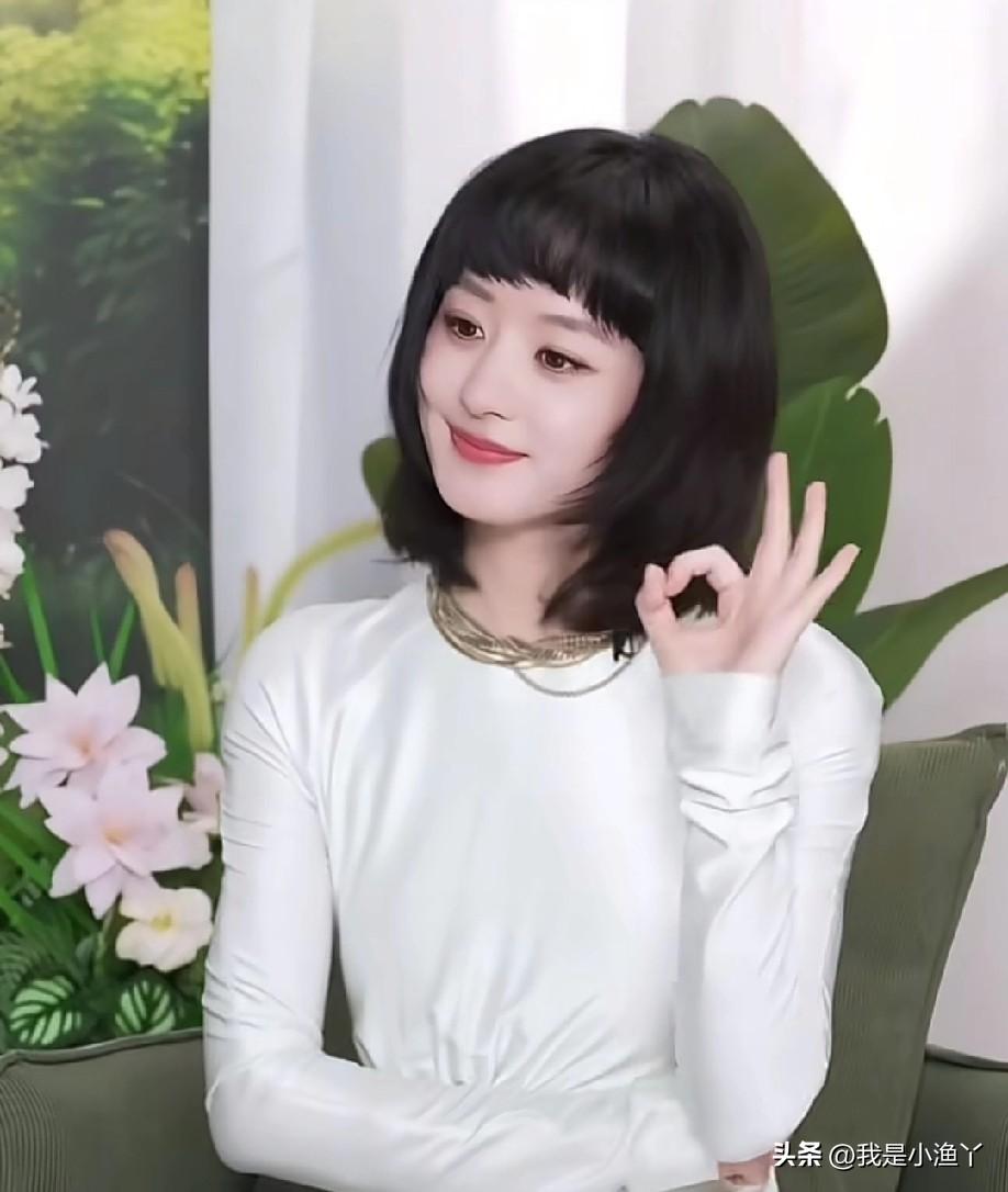赵丽颖这是吃了“防腐剂”吗？39岁齐刘海造型现身直播间，变身春日画报里走出来的美