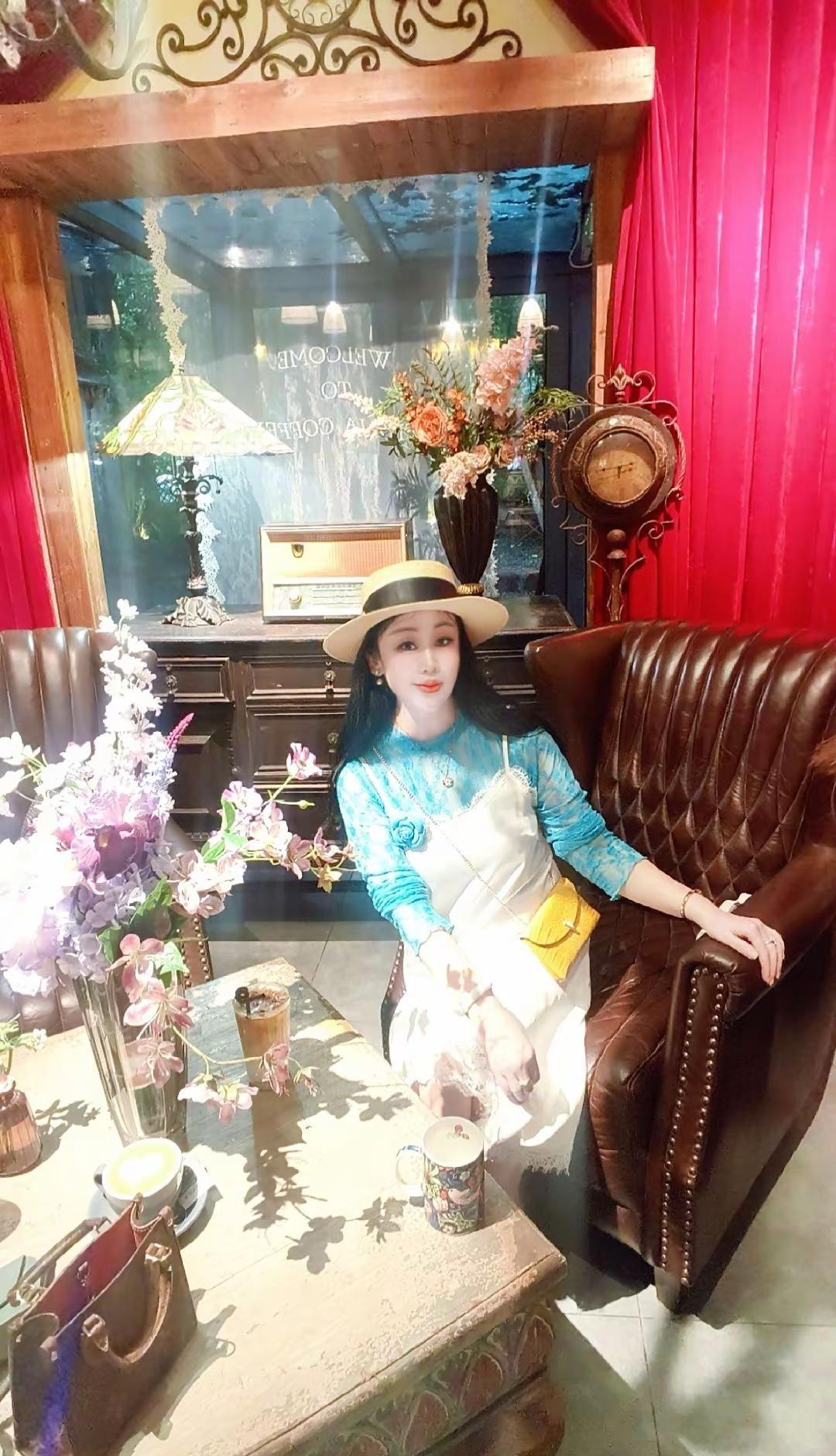 人生向美，在于与生活两不相负，彼此成全！无论多少岁，愿做时光的精灵。精神有光，灵