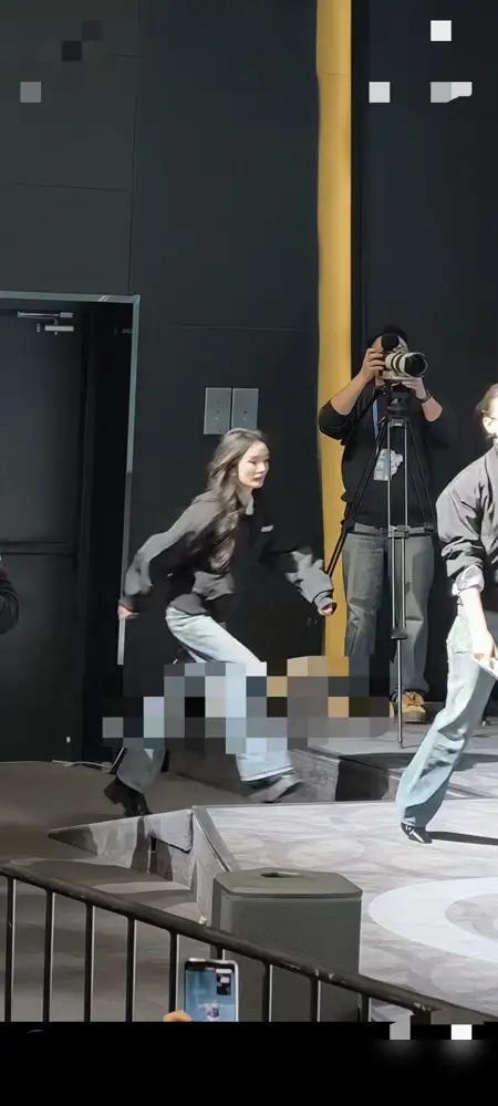 杨幂绝对是娱圈最清醒的一个。知道流量密码的重要性了。

这不！一个百米冲刺加上一