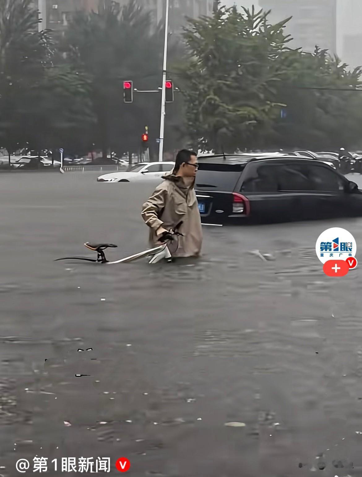 7月13日沈阳遭遇特大暴雨，全城积水严重，不少单位都通知居家办公，路上行人稀少，