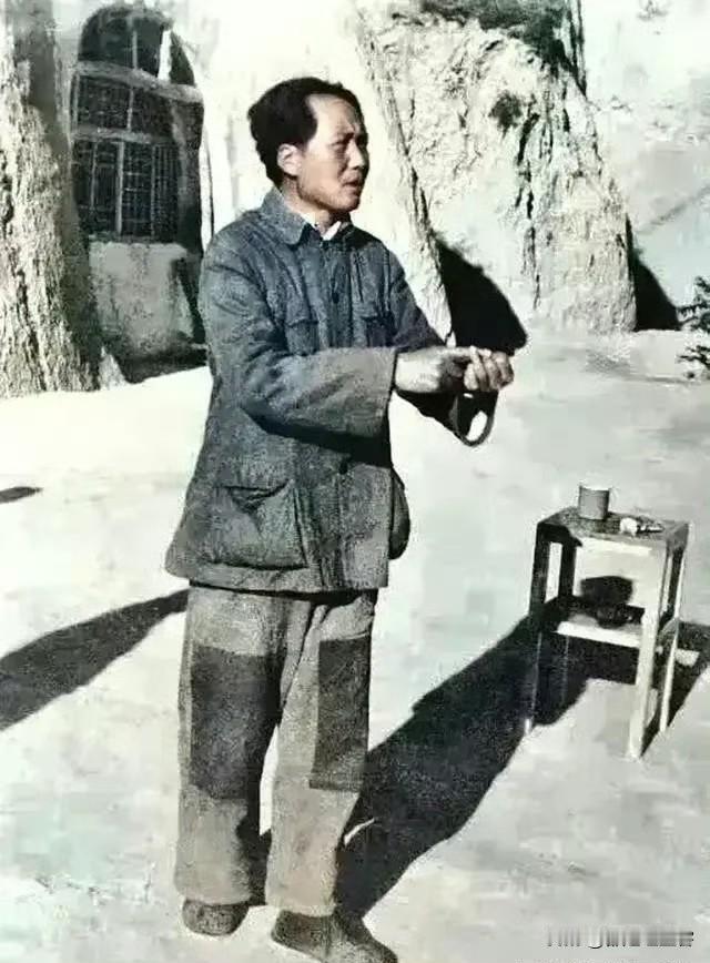 伟人曾说：我的标准不露肉，不透风就行，我节约一件衣服，前方战士就多一发子弹！
一