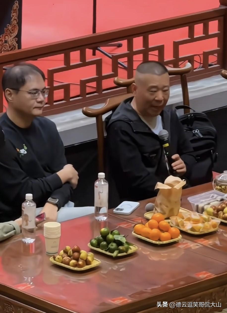 吃一堑长一智，但愿郭德纲能知耻而后勇！郭德纲现身龙字科课堂授课，高峰在一旁陪同，
