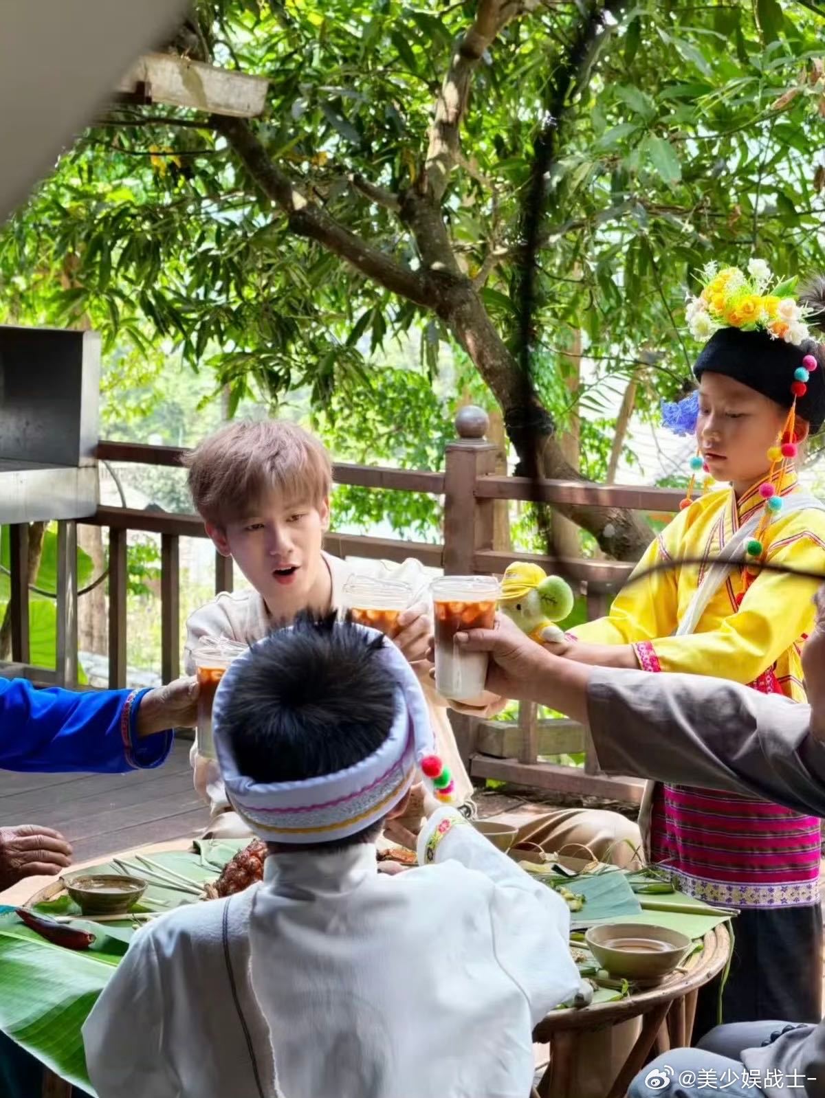 在普洱偶遇胡先煦胡先煦又换新发色了胡先煦真·发色富翁！蓝绿、白金、棕栗色轮着来，