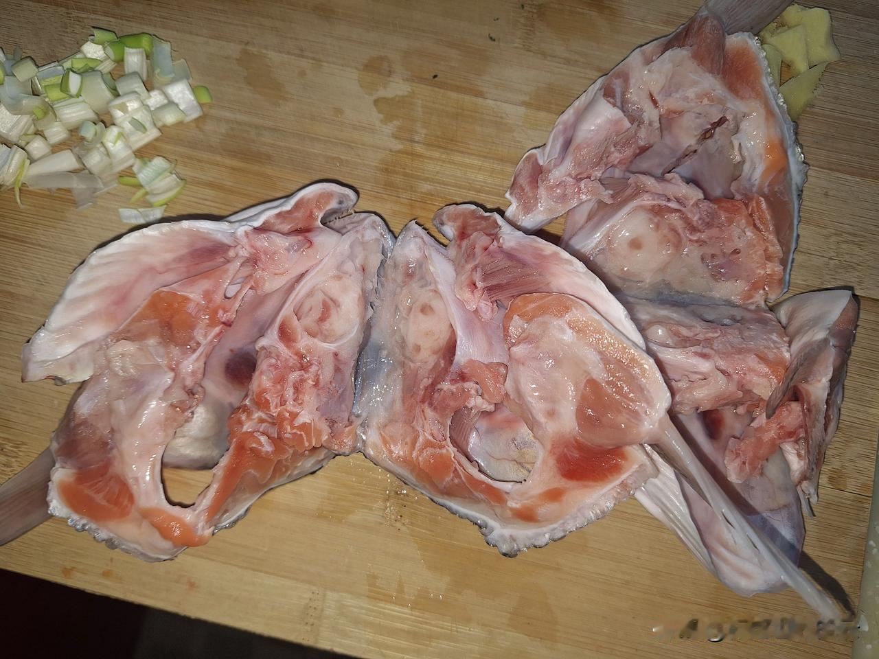 周末的晚上，做个鱼头豆腐汤，几十年来第一次用三文鱼的鱼头来做。在西北内陆吃到三文