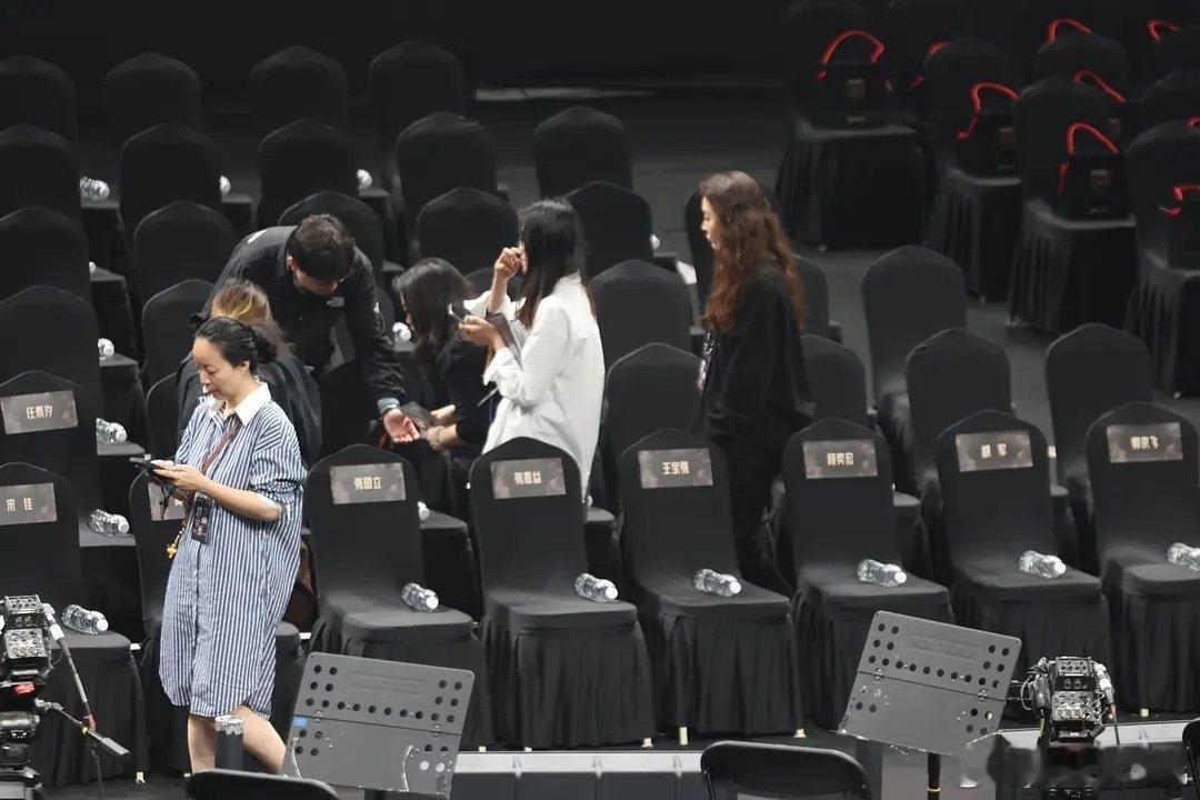 张彬彬毛晓彤合唱水晶张彬彬毛晓彤清唱水晶张彬彬毛晓彤合唱水晶，星光大赏红毯直播，