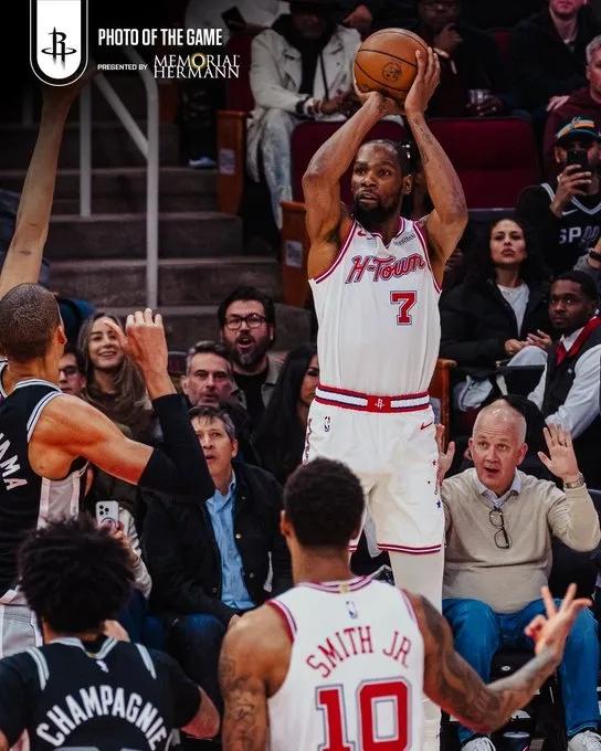 杜兰特太难了，火箭全队就指着一个37岁的杜兰特，这还怎么夺冠？
今天，打马刺，火