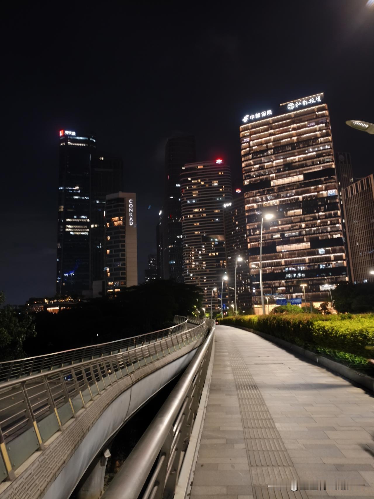 深夜一人走在高楼林立的大街上，心很痛，痛恨自己，回忆起曾经意气风发的少年，百感交