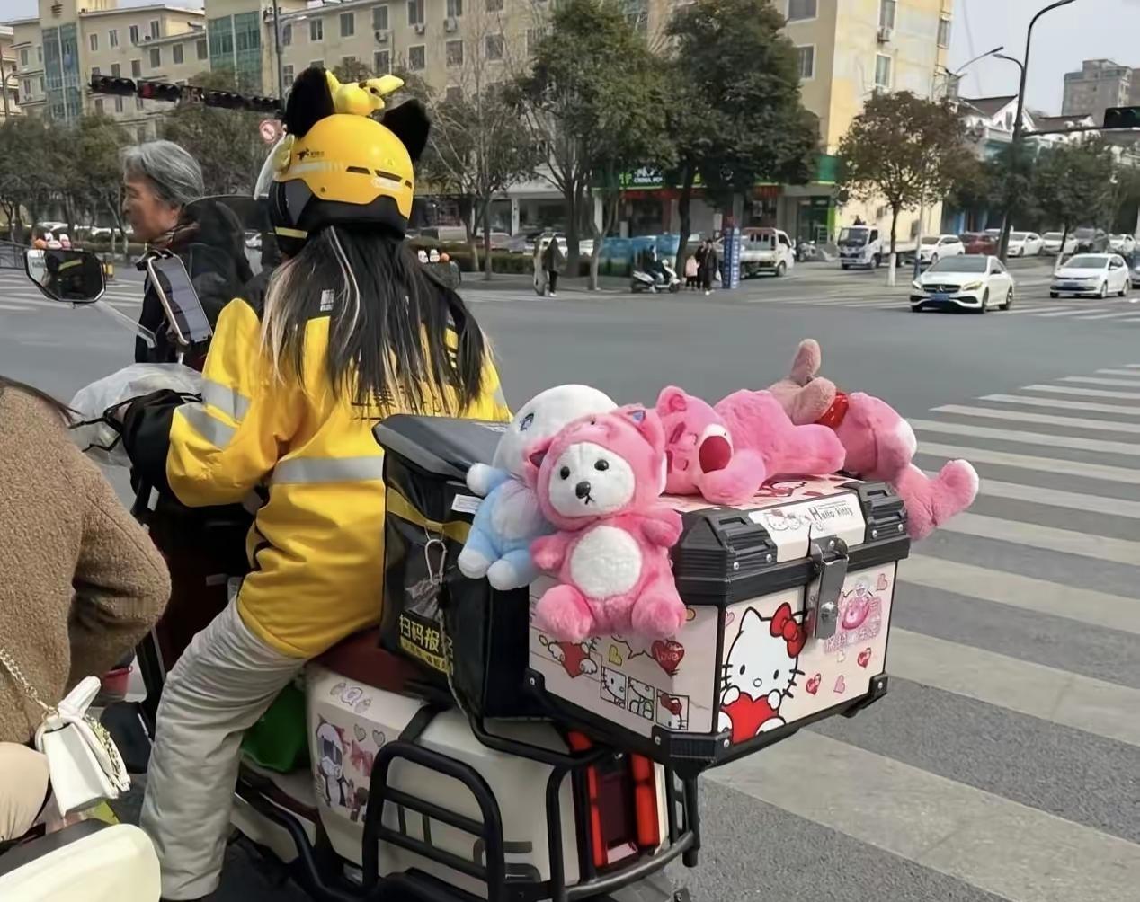 最近送孩子上学路上，总能看见几个女骑手骑着电动车穿梭在车流里。说实话，第一次见到