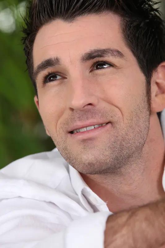 女人喜欢有魅力的男人，原因可太多了。从生理上看，性激素影响着男性的体态和行为，像