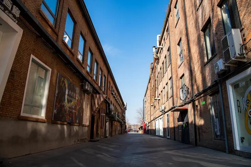 2025年11月3日微博视界大会上，《小巷人家》剧组贡献了超搞笑名场面。当时主持