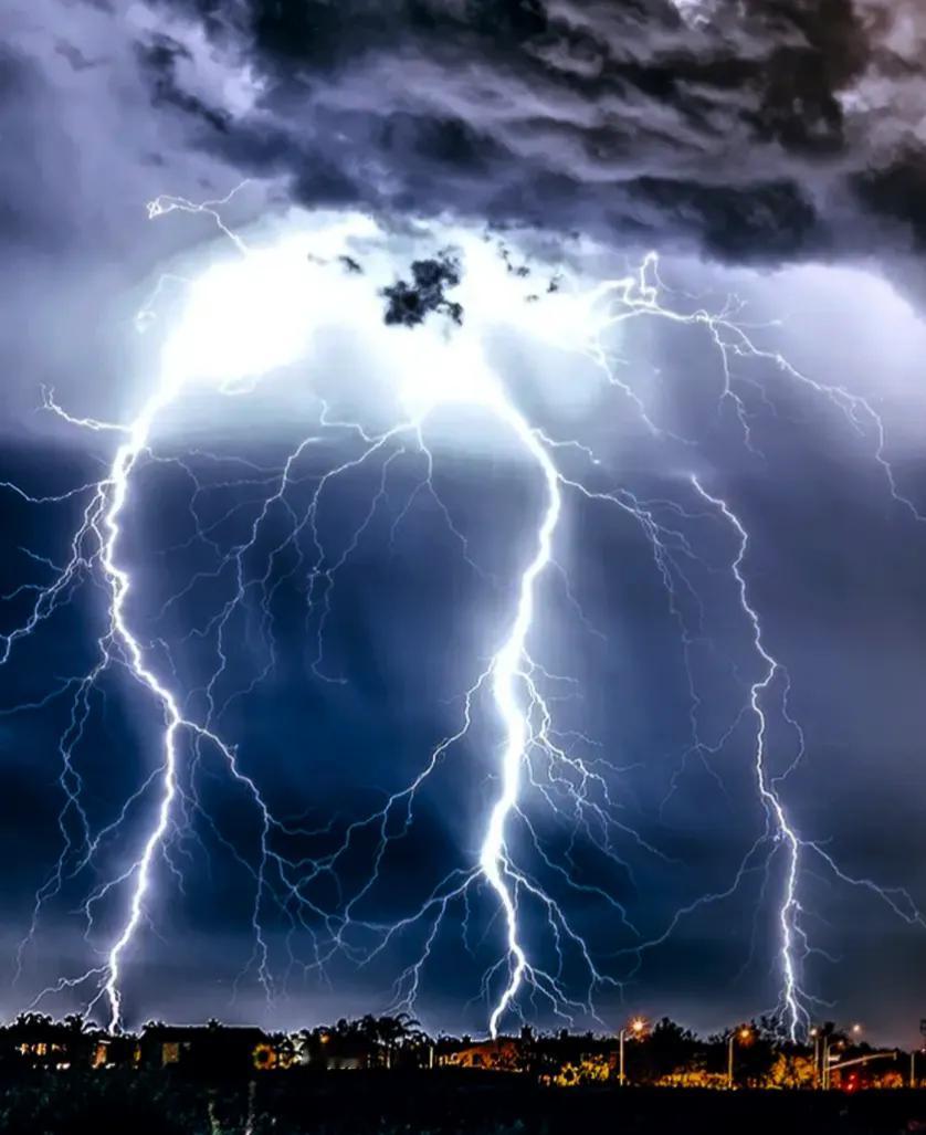 方圆天地，为头条联友对联！
纵有乌云吞日月，
更无雷电毁乾坤。