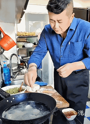 大哥抓饺子的速度，一般人做不到，一举三得，包完了，捞完了，吃完了!一气呵成！[捂