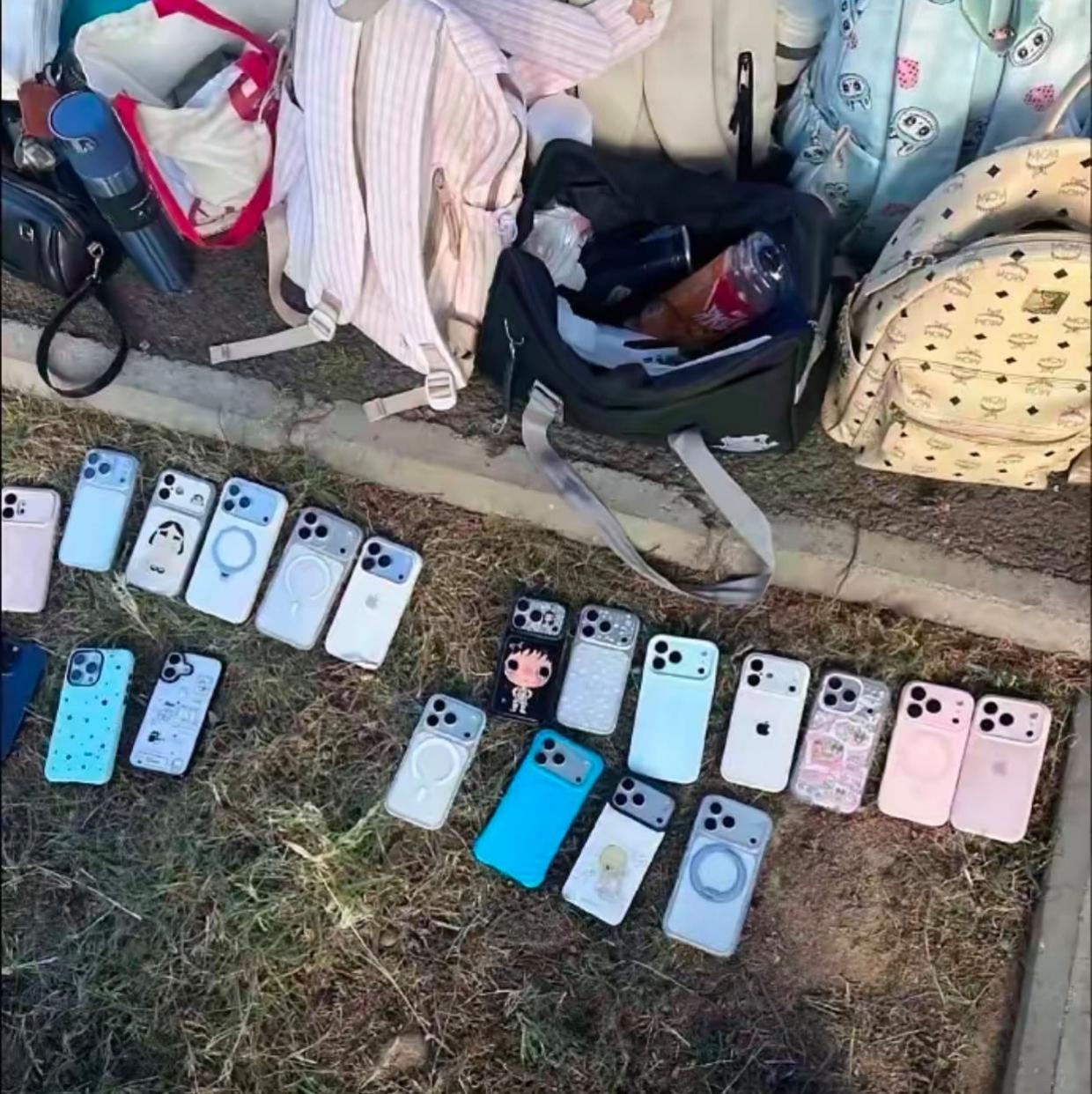 最近一张大学军训相关照片在网上火了，女生们把手机集中摆在草坪上，一眼望去大多是苹