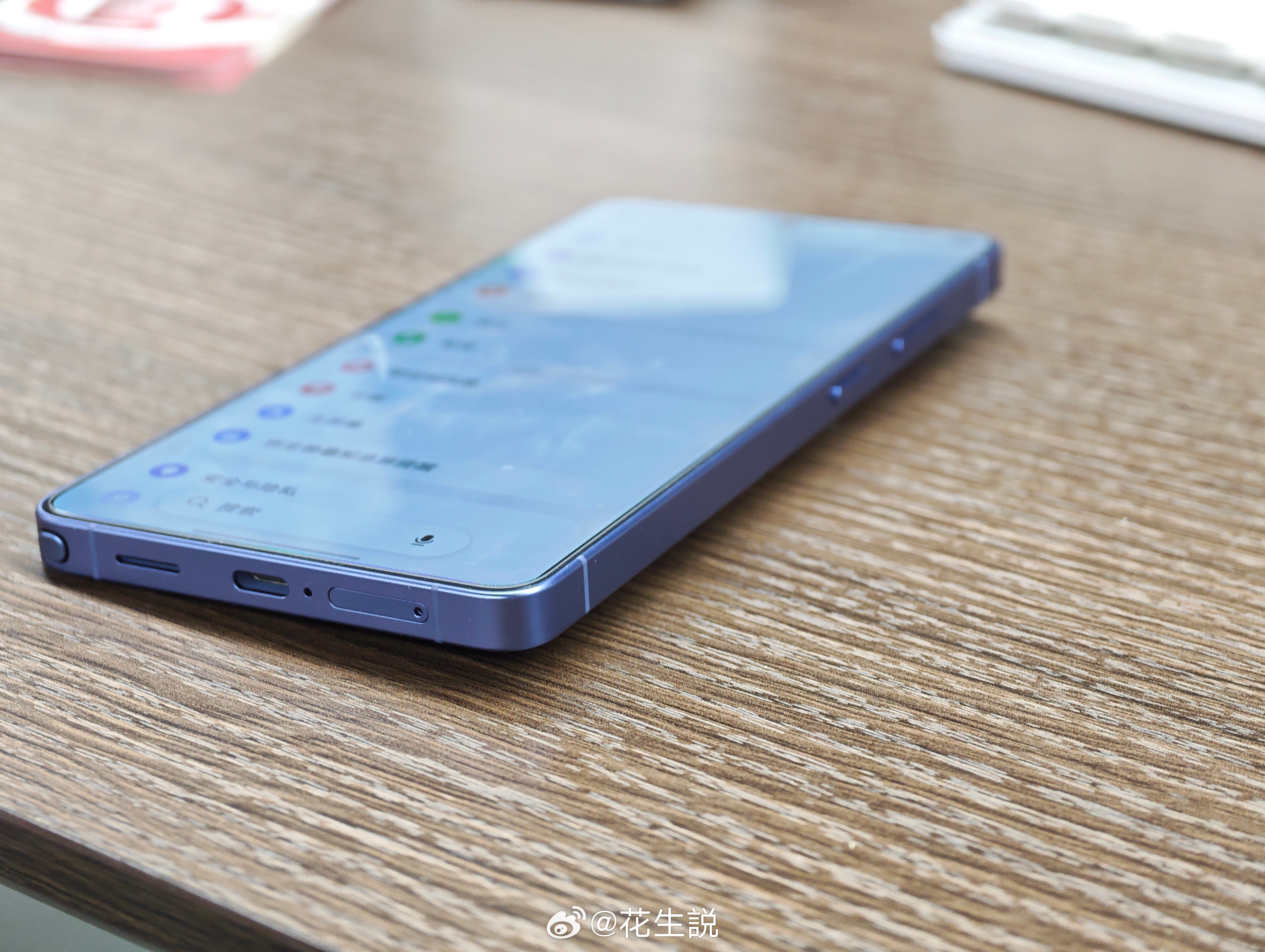 因为重心和模组形状的关系，S26 Ultra裸机平放在桌面上的时候，它是左边贴地