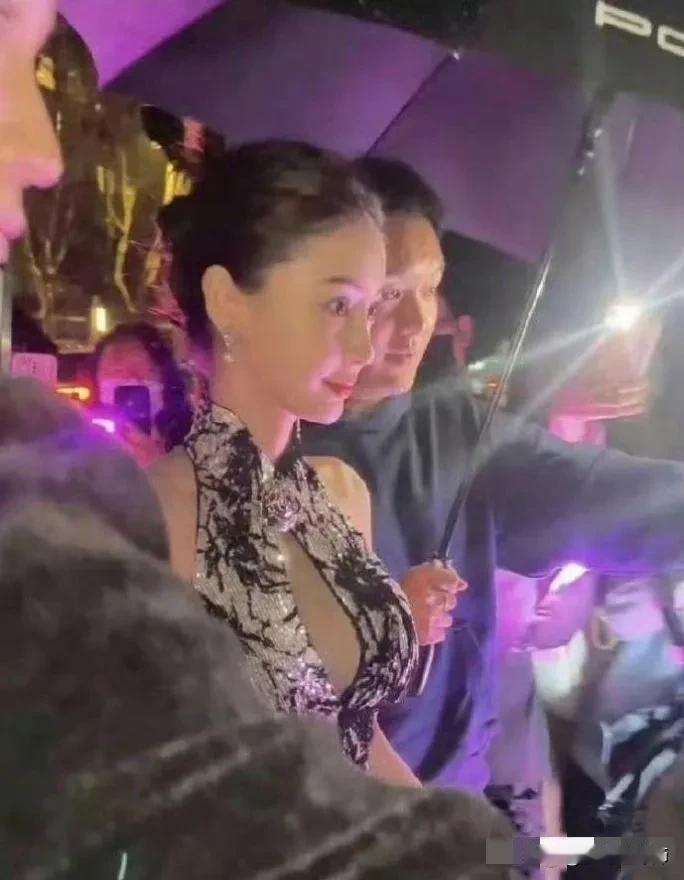 杨颖怎么突然就长这么“大”了？这真是天然的吗？在印象里，杨颖的五官很精致漂亮，但