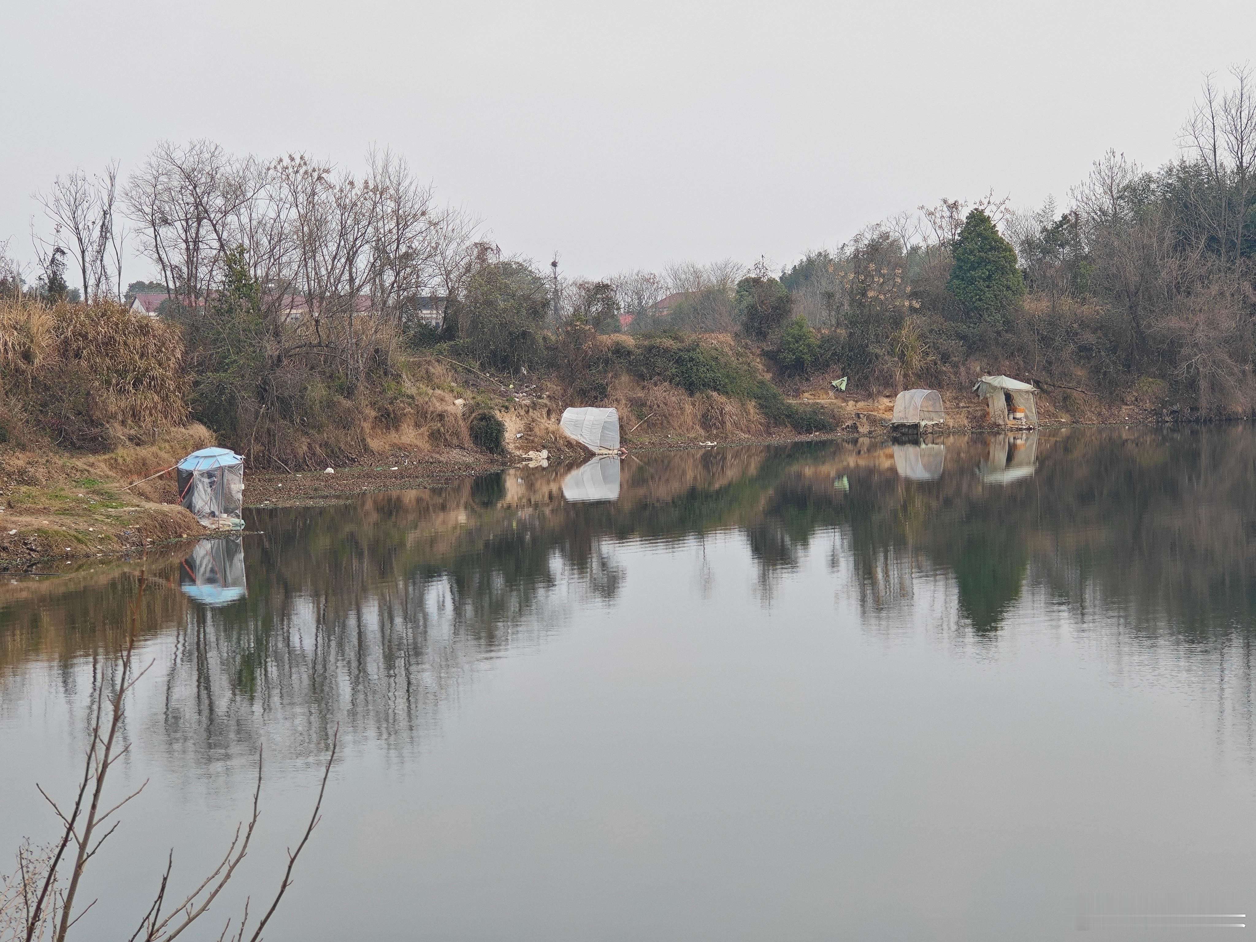 我家门前一条河这里的钓鱼佬特别多一年四季都有我最佩服的就是这些钓鱼佬夏天不惧蚊虫