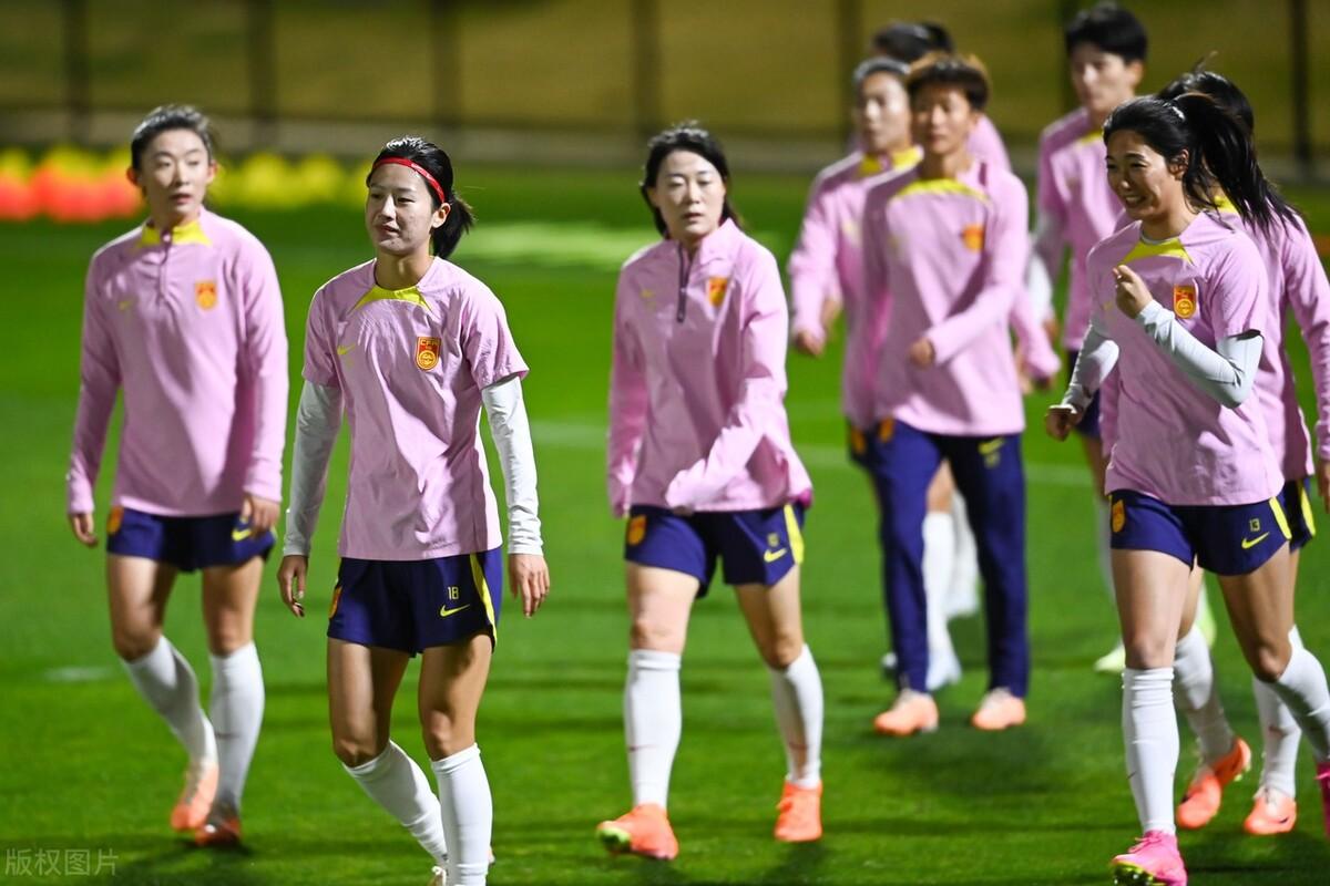 生死战前训练氛围不错，但王霜在挠头？[捂脸]锋无力，珊珊去冲锋！对战海地，不仅要