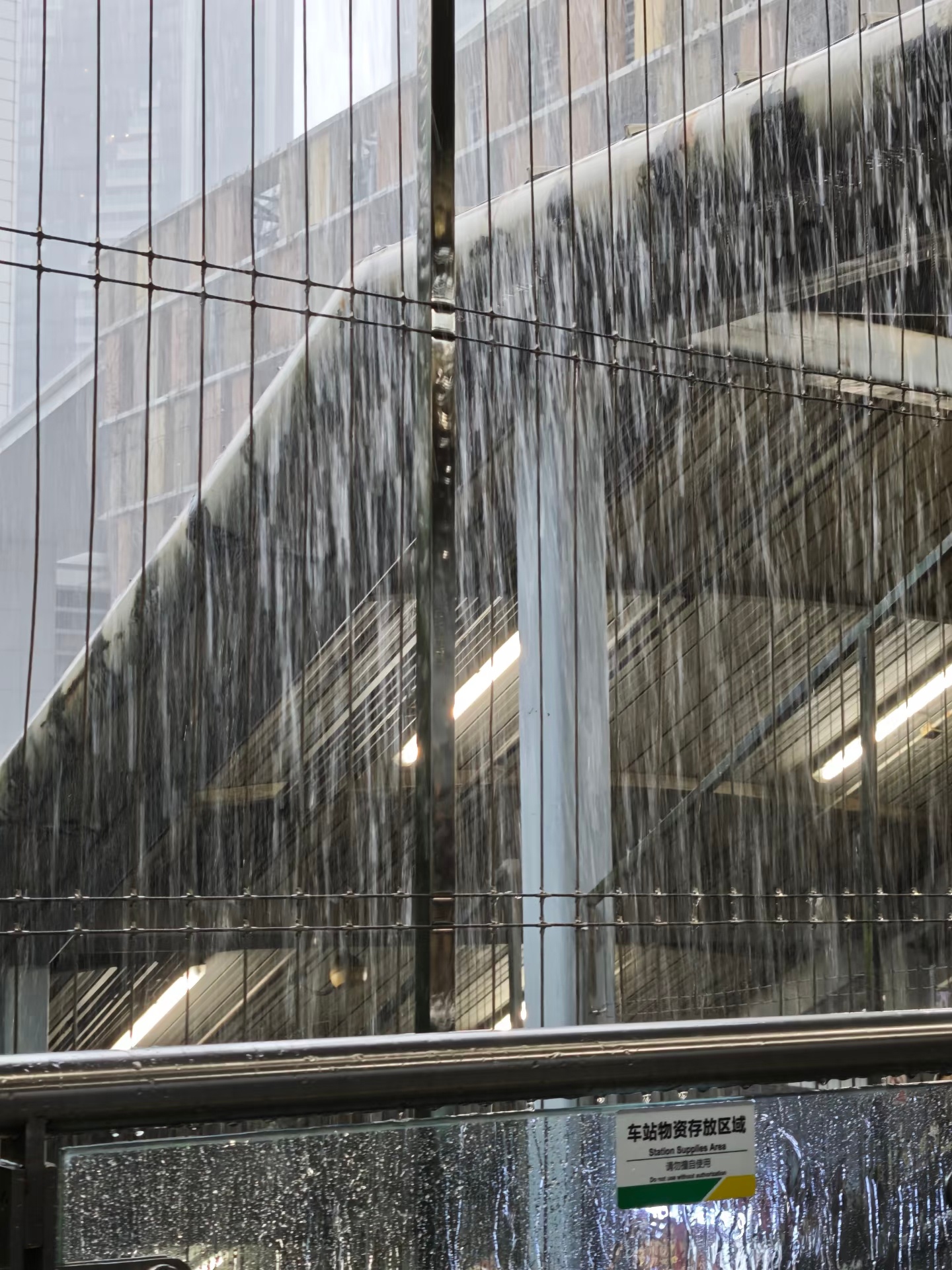 深圳暴雨深圳就是这样，就是前几年台风天把深圳淹到腿东门瘫痪的时候，都要正常上班，