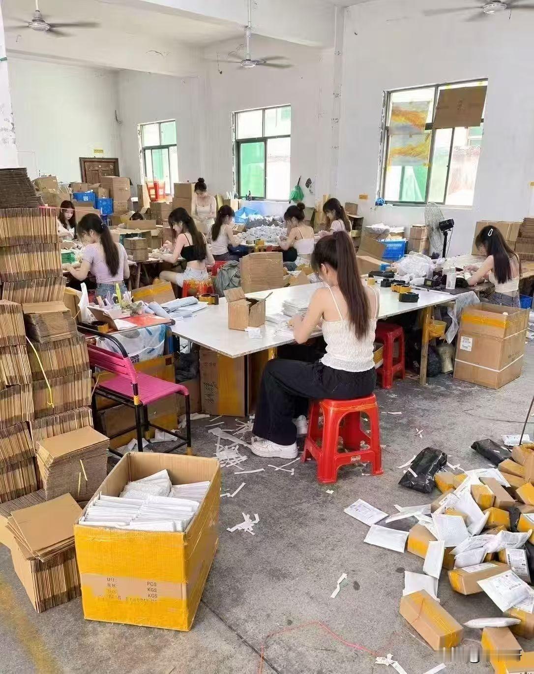 厂里上班，我这是进了女儿国