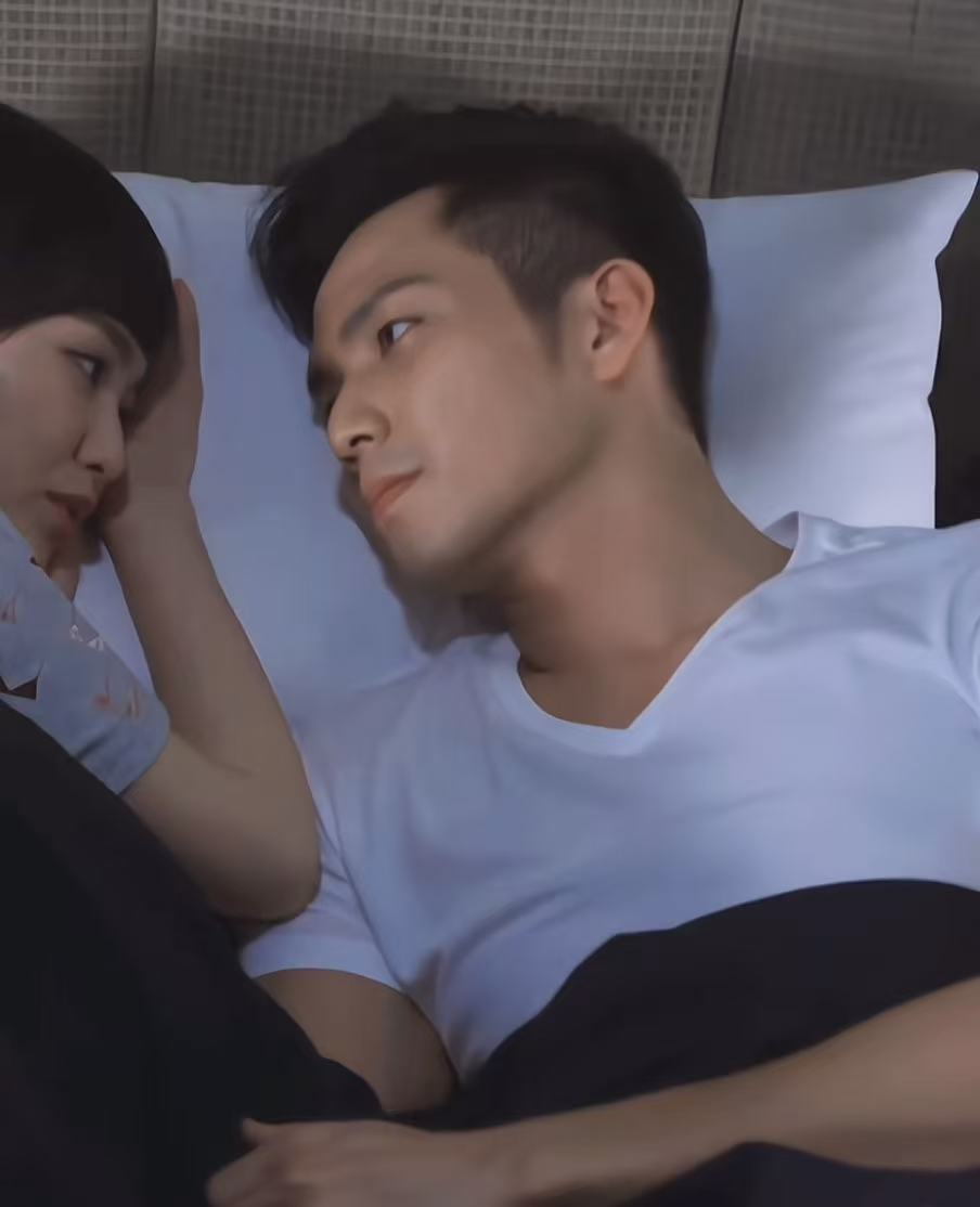 这种男主心疼女主的表情感觉在现偶绝版了！ ​​​