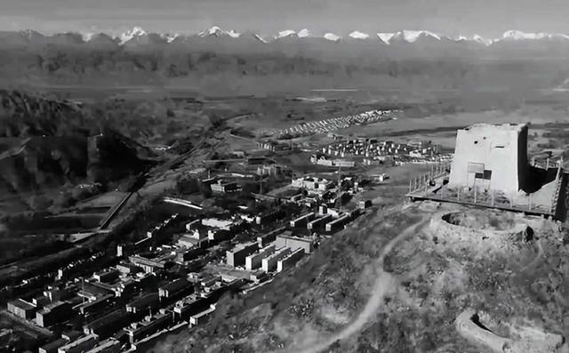 1950年，68名战斗英雄参加完表彰大会，在下火车时，却遭到200多名土匪的袭击