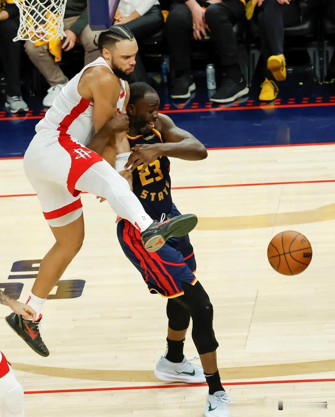 嘴硬心软？追梦公开撇清和狄龙恩怨，附加赛要搞团队大战！
 
4月18日勇士VS太