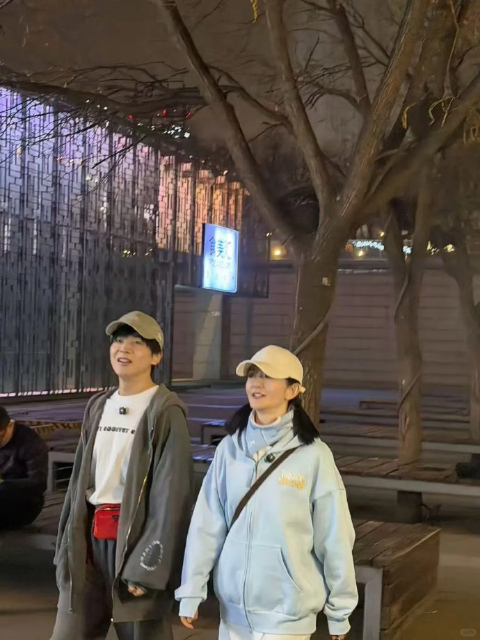 谢娜又和沈凌出来买花给杰哥了