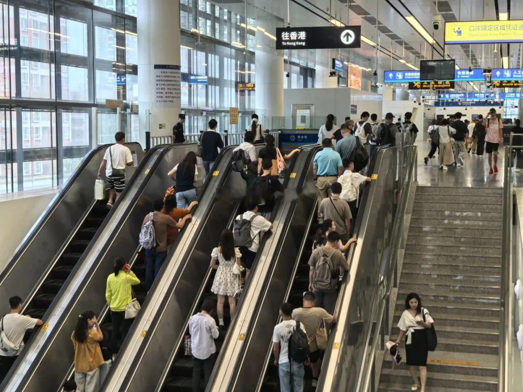 据深港口岸部门统计，截至10月25日，深圳陆路口岸通关旅客突破2亿人次。其中，出