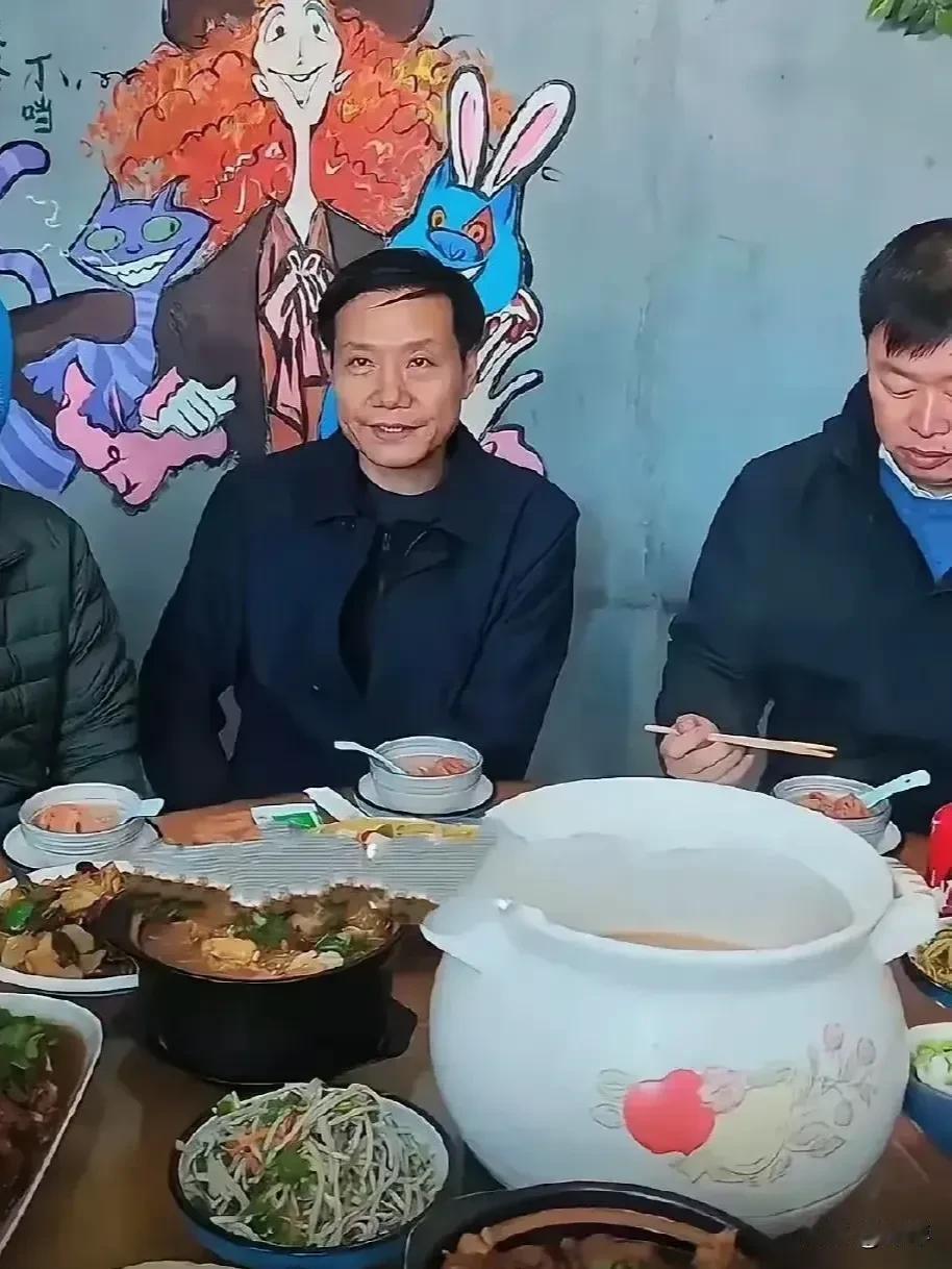 能和雷总坐在一起吃饭的人身价也在千万吧！
