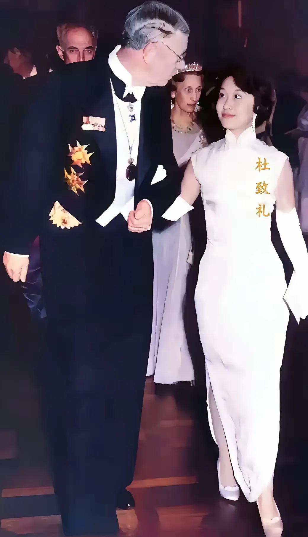 这张照片显然是有人用AI技术修复的，所以女主人公看上去才那么光彩照人。

皮肤润
