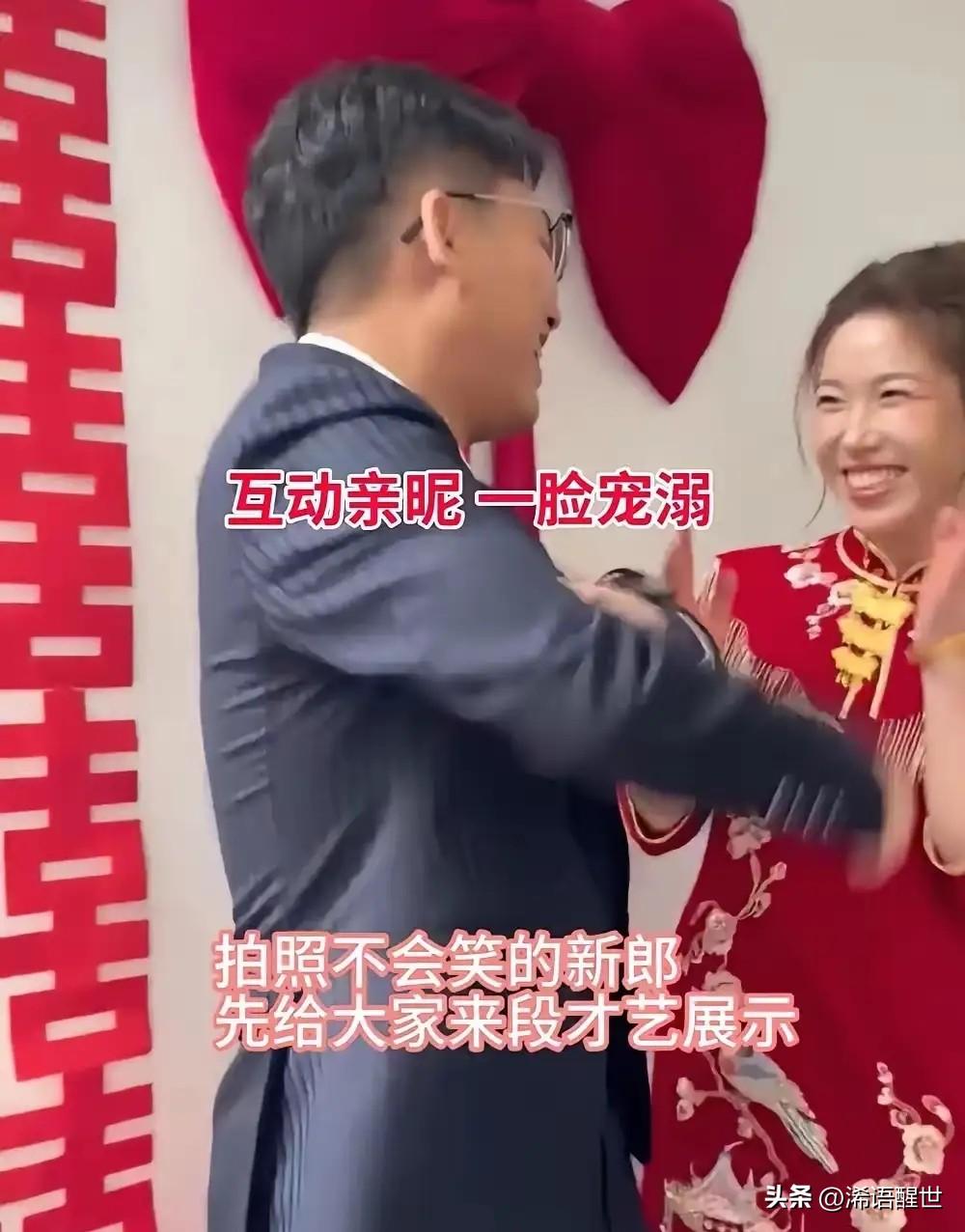 福建一位20多岁小伙，娶了自己32岁的高中班主任，这事直接在网上吵翻了。两人并非