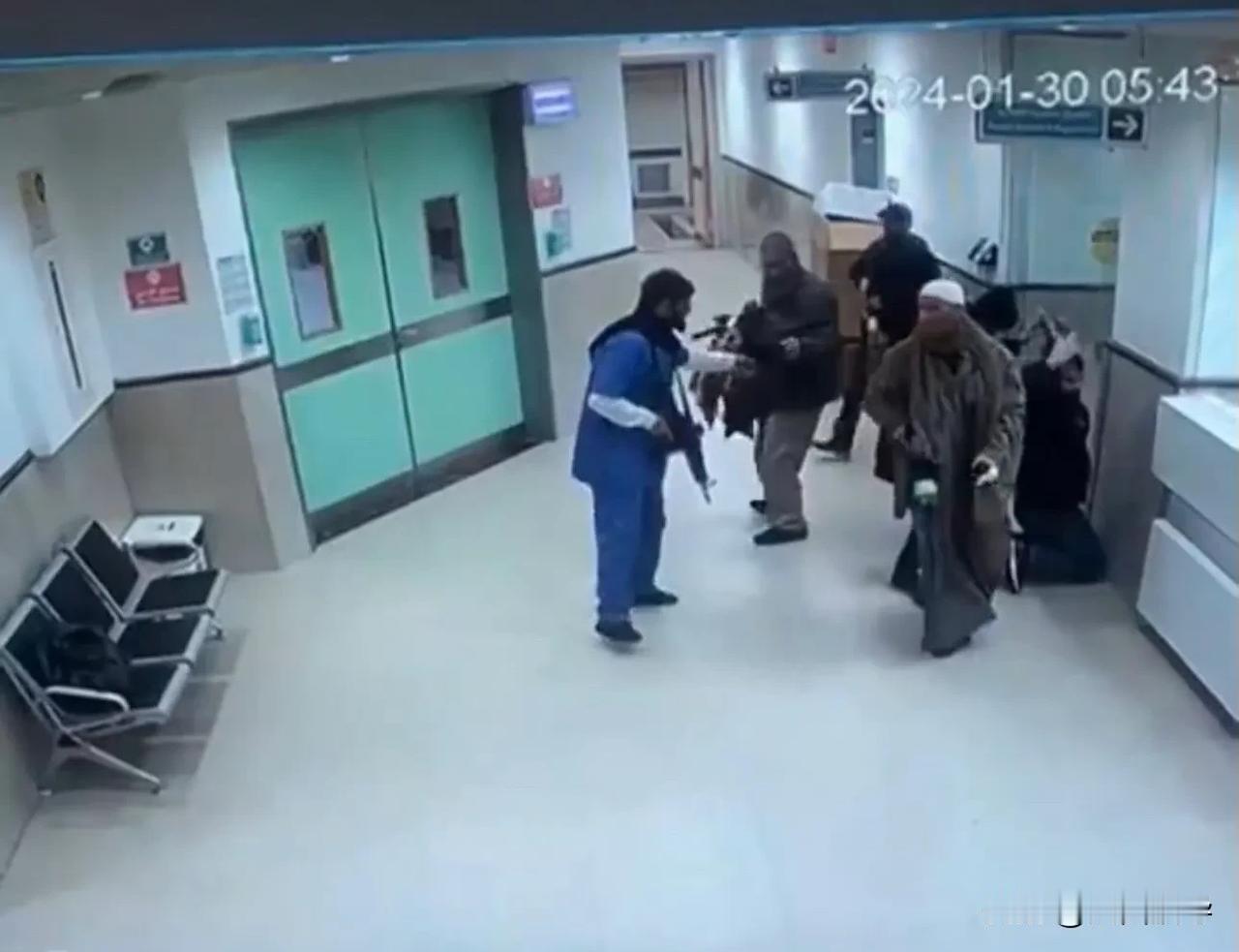 以色列太不人道了，特种部队竟然化妆成病人，然后进入医院，袭击在医院进行治疗的巴勒