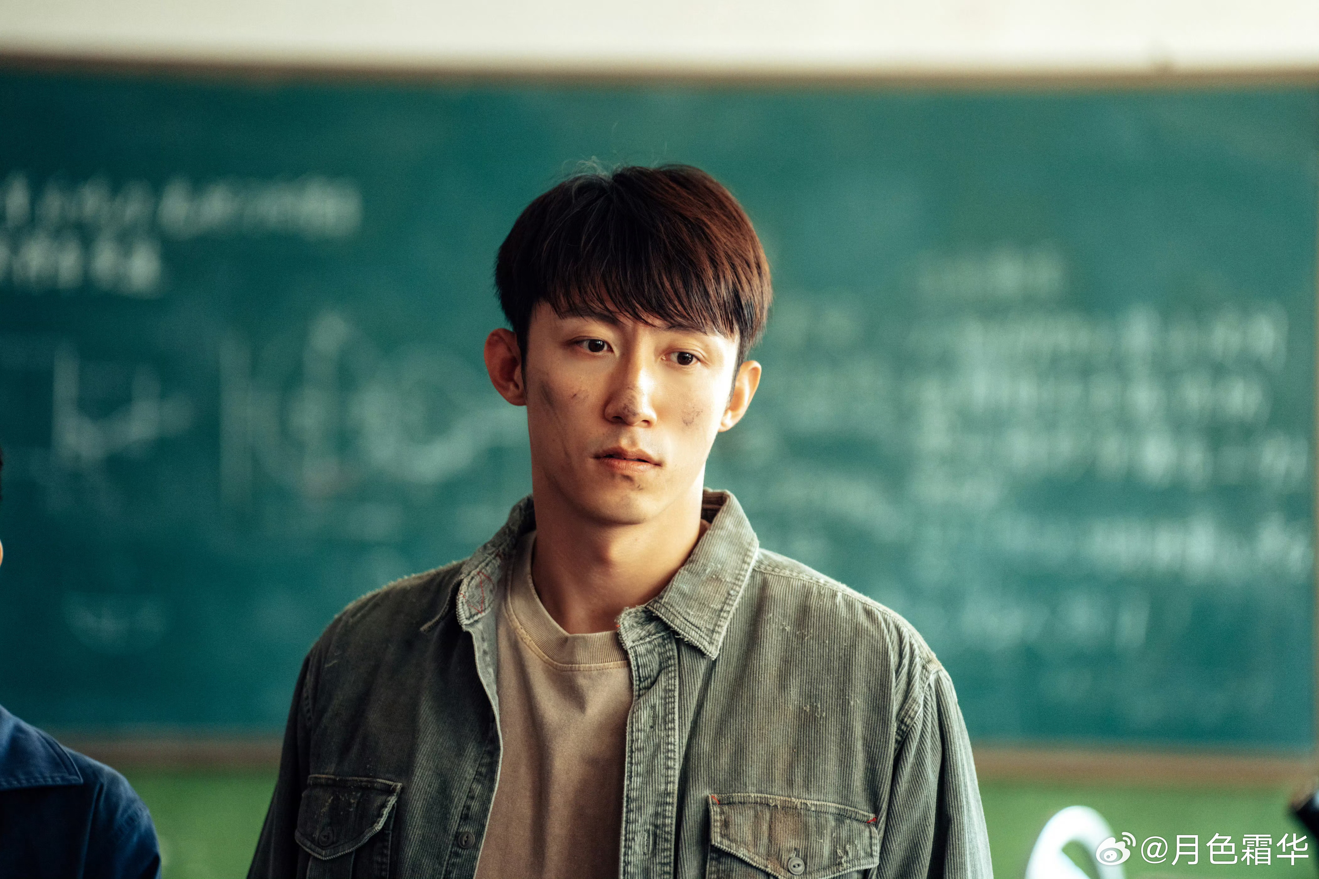 黄景瑜被年纪大的人喜欢原因也就是他是个没被程序员规训的野生演员，长得跟以前的演员