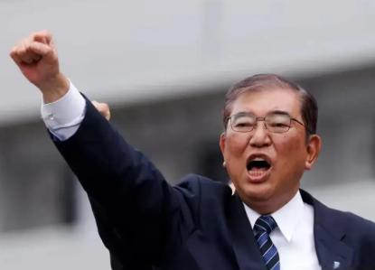 日本这一刀捅得可真够狠！中美贸易战打得火热的时候，日本突然跟进制裁，断供了十多种