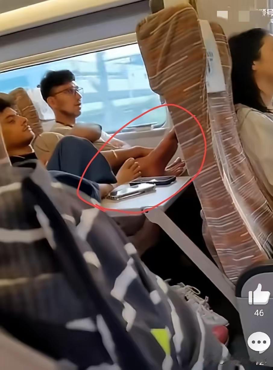 这就是徐大使口中引以为傲的“印度人”！[赞][赞][赞]一个人把脚放在高铁折叠桌