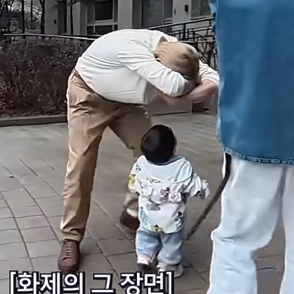 有俊抬头看母然这一幕也太萌了