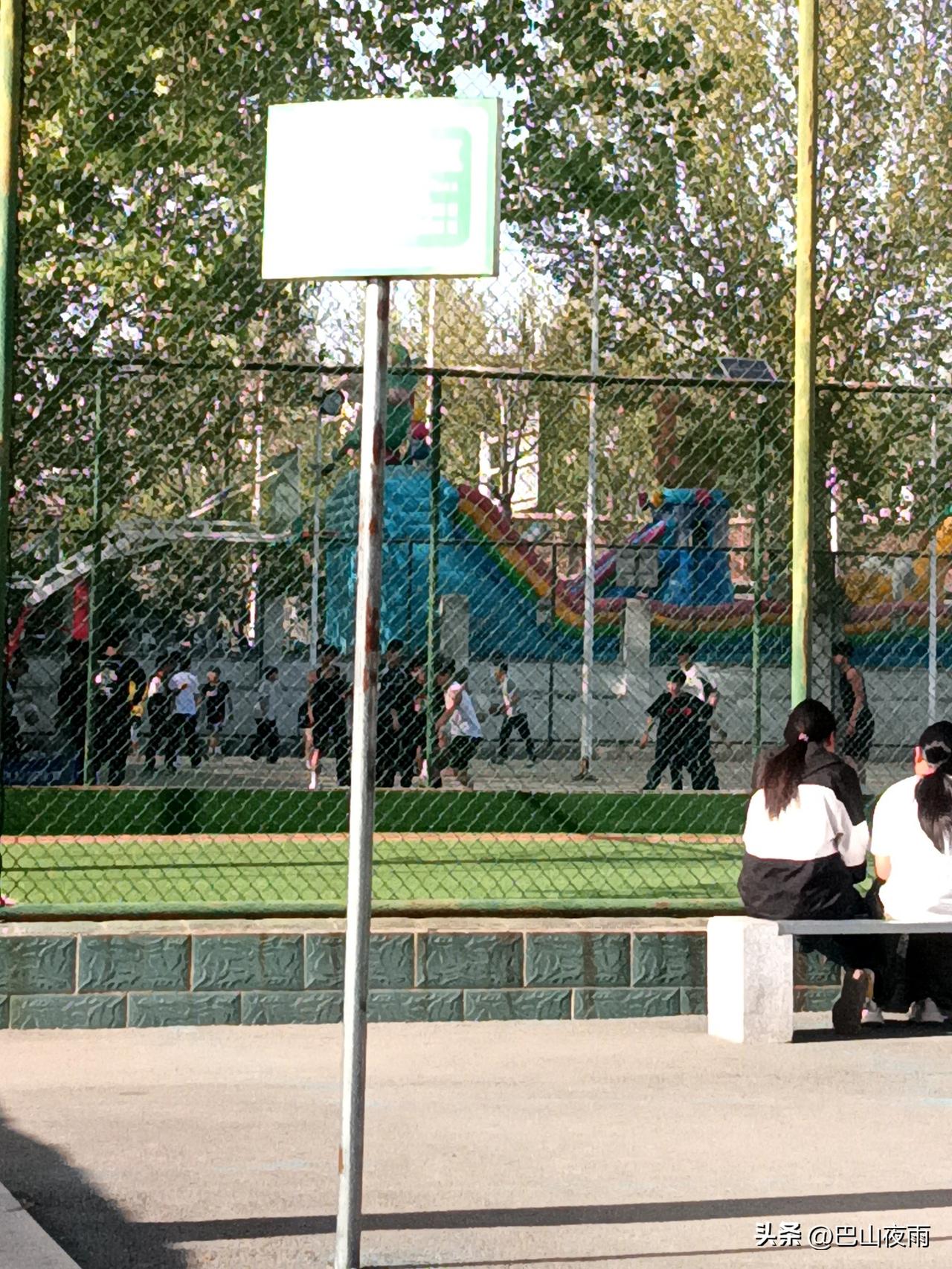 谁的青春，没在篮球场边偷偷看过一眼？
 
路过学校篮球场，一下子就被拉回学生时代