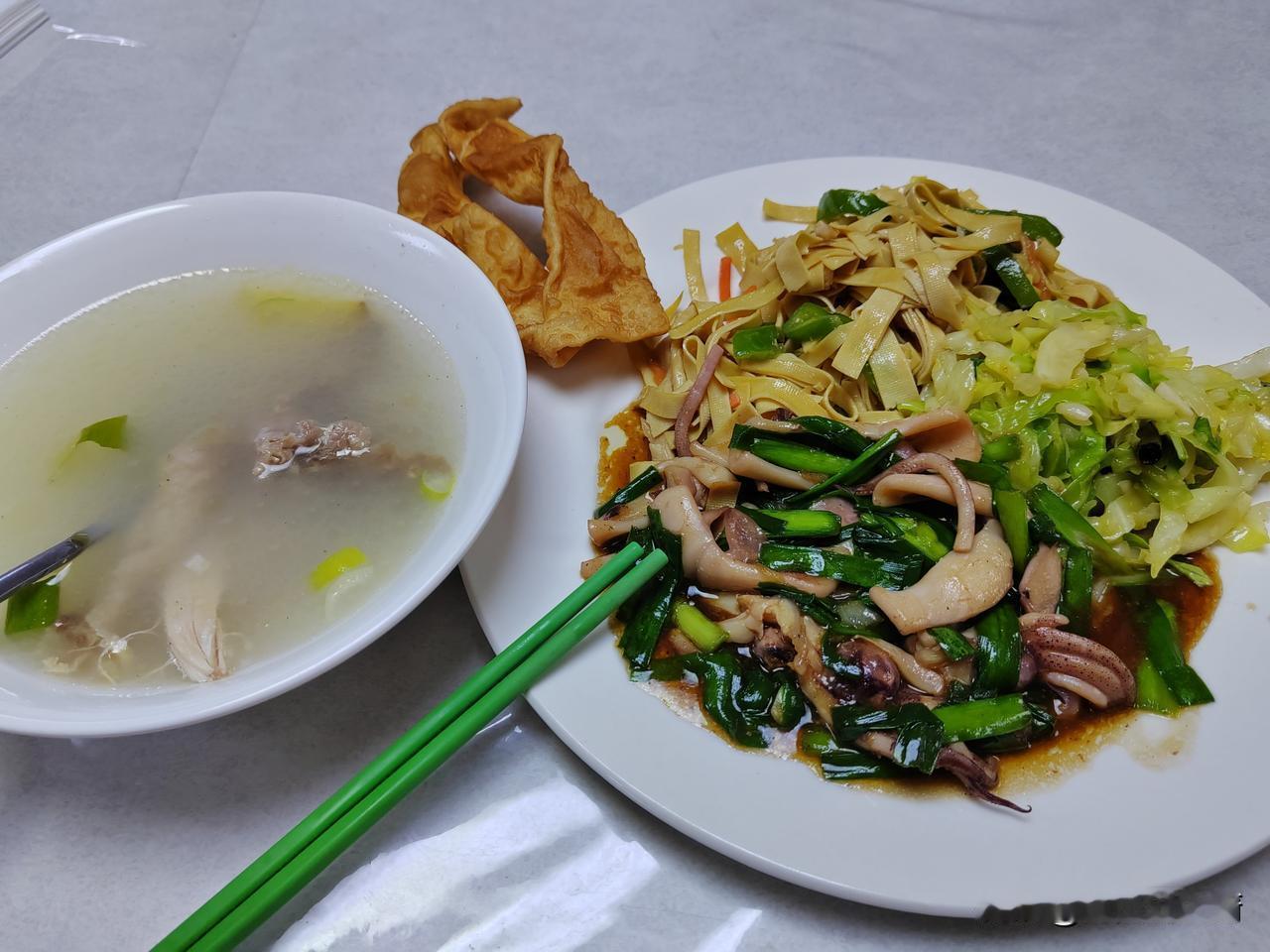 船员最高兴的事莫过于下班后，回到自己的房间，把工作服一扒，往地上一扔，洗个热水澡