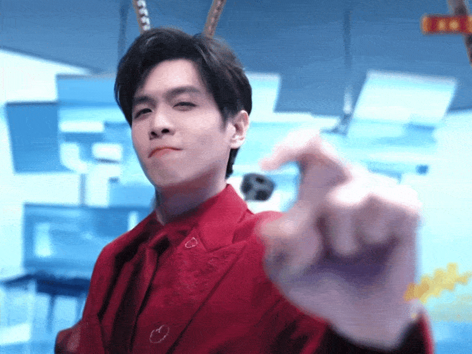 张若昀背后的机器人是五竹吧张若昀范闲和五竹合体了张若昀春晚节目是五竹和范闲合体了