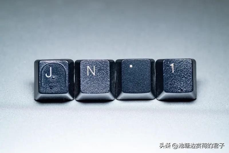 新手想从众多作品中脱颖而出，有不少门道。
写作上，遣词造句要独具风格。比如“需要