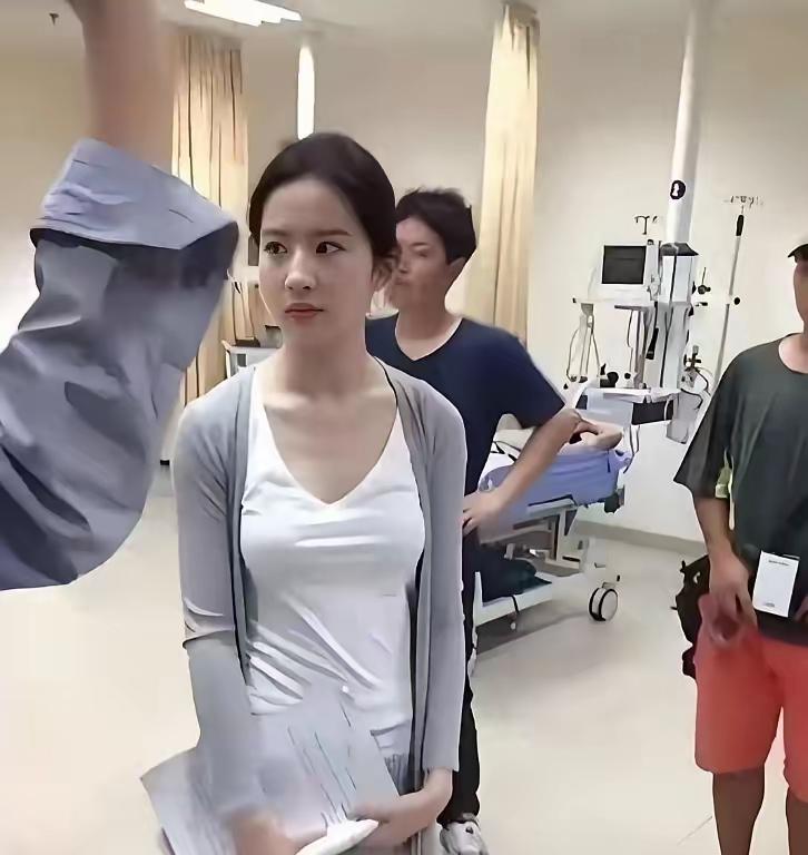 刘亦菲卸妆后，你们还爱吗？

2026年7月19日，北京环球影城。户外“死亡顶光