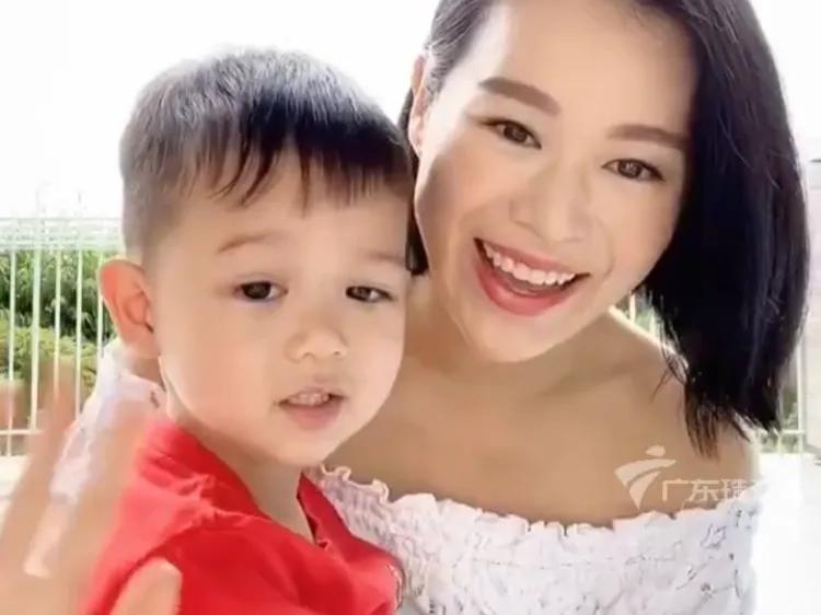 近日，胡杏儿接受记者采访时被问到是否还会生第四胎，她毫不犹豫地回答：“会，因为婆