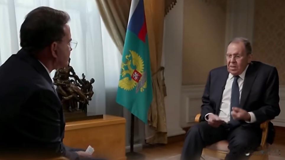 俄罗斯外长拉夫罗夫在接受RT主持人里克·桑切斯采访时表示，俄罗斯和美国距离建立紧