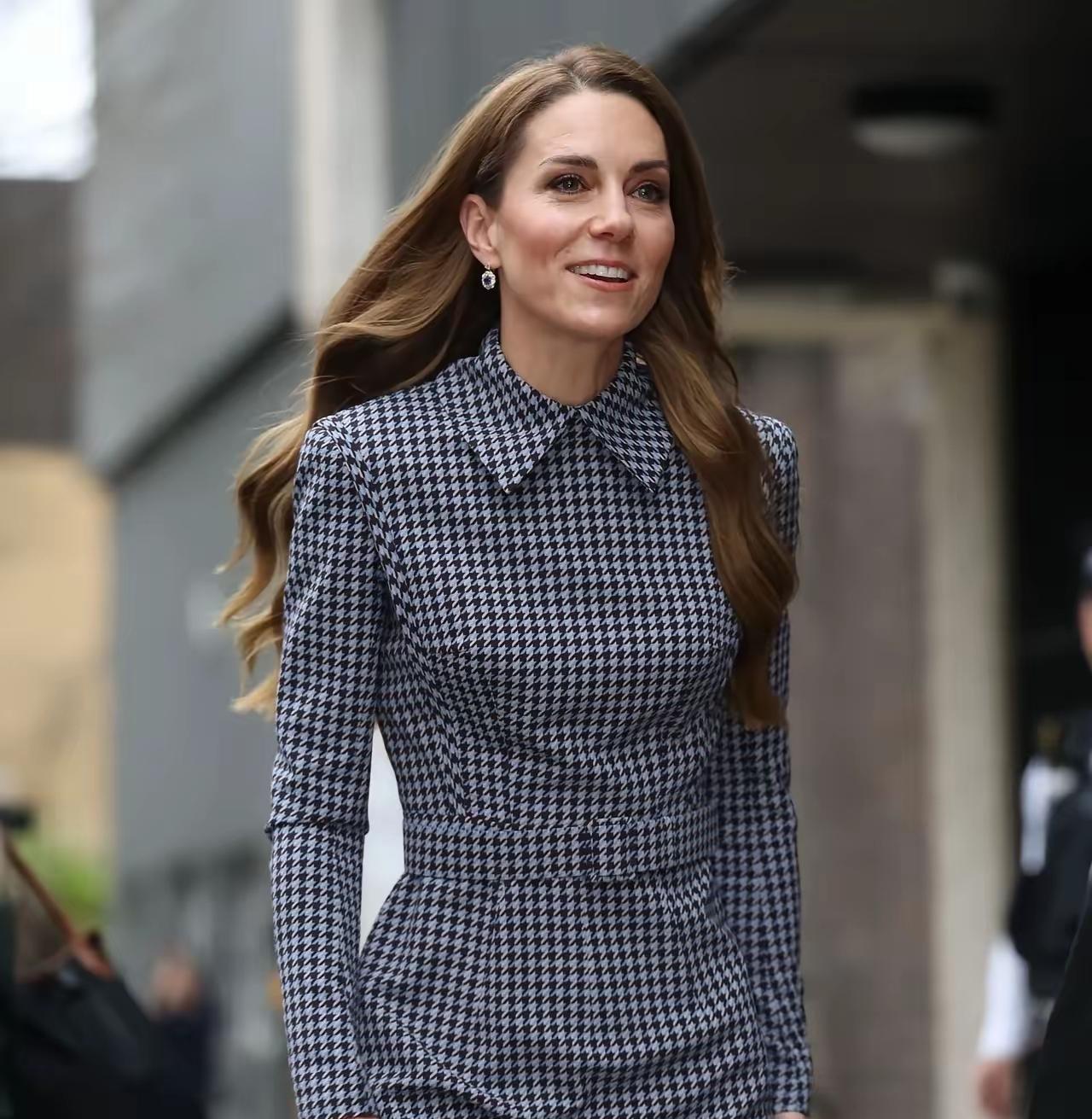 爱与不爱！对凯特而言，似乎没有那么重要了！
为何？因为这两年的她，凭的是事业、口