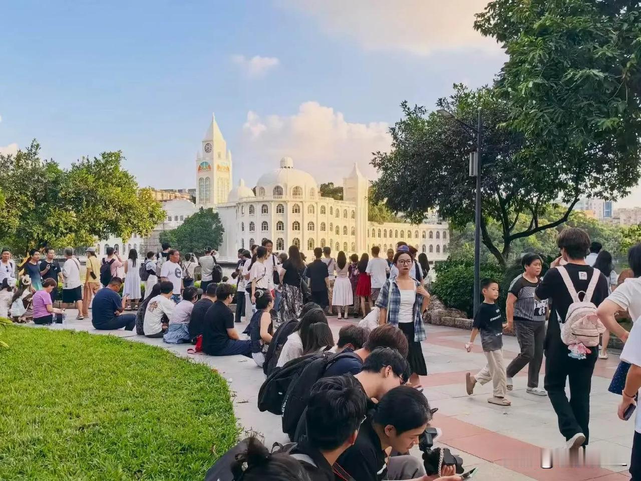 摄影发烧友汇合在小白宫等待日落，人也成了一道风景
我拍到的落日瞬间
傍晚，好多摄