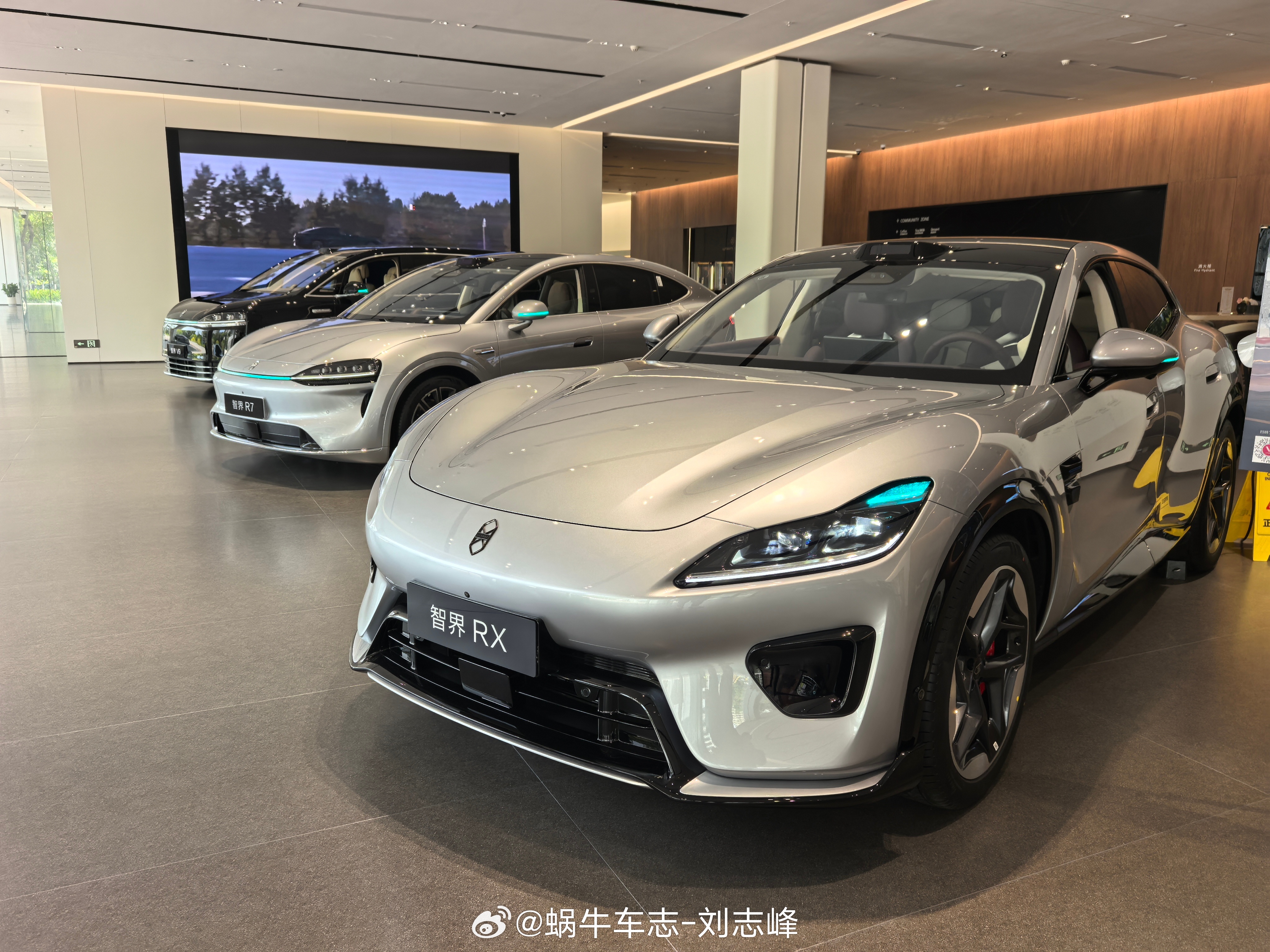 很多人以为什么都没变，但实际上，很多东西都发生了变化，比如鸿蒙智行展厅的C位如图
