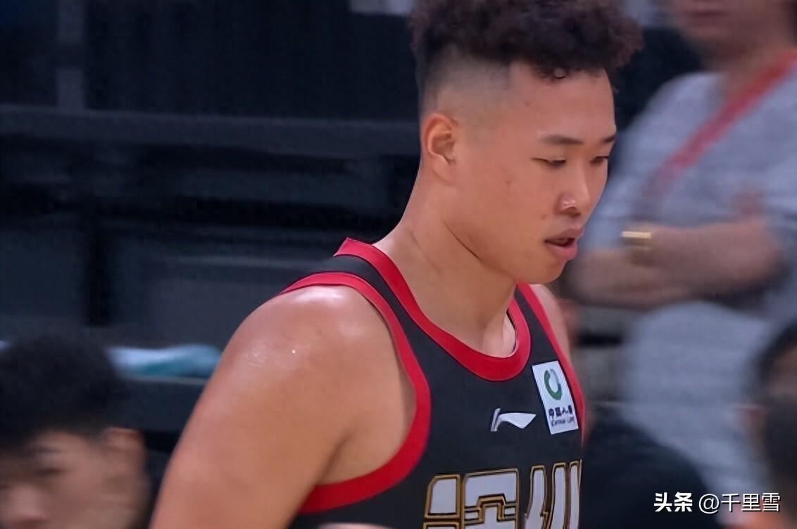 MVP为什么梦游？
深圳91-80战胜广厦，总算赢了一场。
但立大功的不是MVP